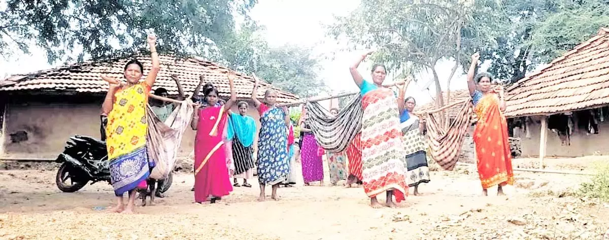 अरला में आदिवासियों ने किया प्रदर्शन, मतदान केंद्र की मांग