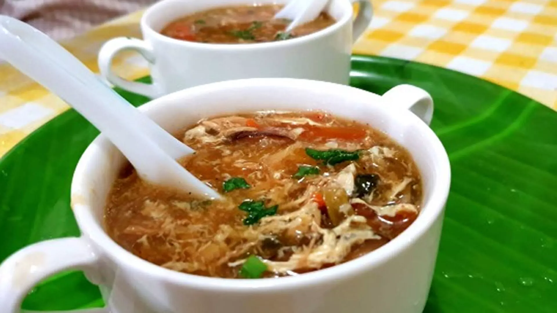 गर्मी के मौसम में चिकन हॉट एंड सॉर सूप का आनंद लें