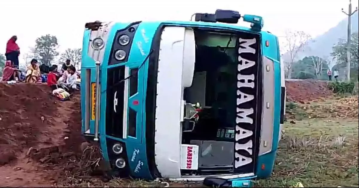 ओडिशा के पदमपुर में नियंत्रण खोकर यात्री बस पलटी, 15 घायल
