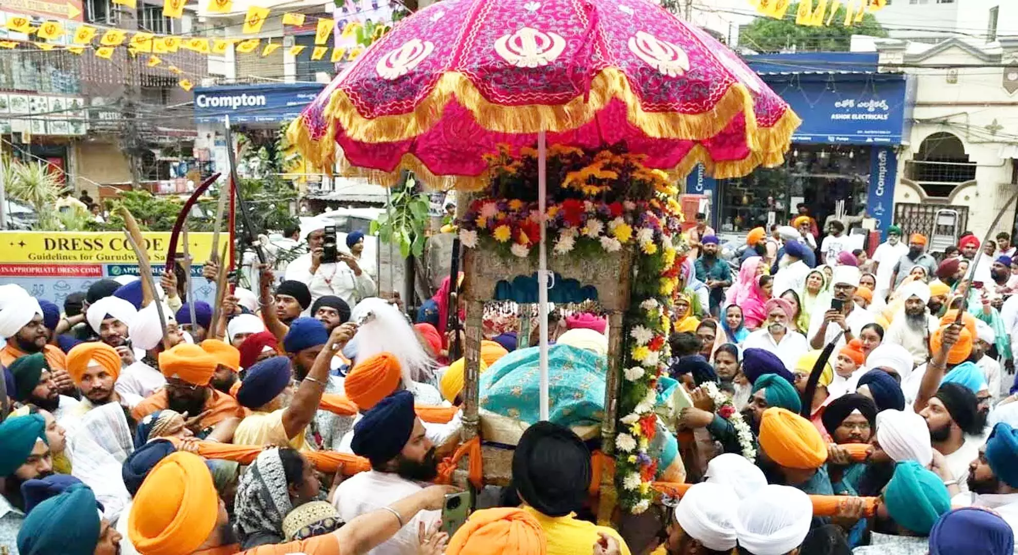 हैदराबाद: उत्सव का उत्साह सिखों के खालसा पंथ का प्रतीक है