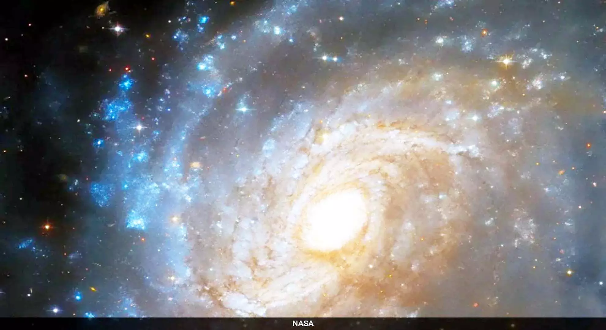हबल टेलीस्कोप ने गहरे धूल के बादल में छिपी एक आकाशगंगा को देखा