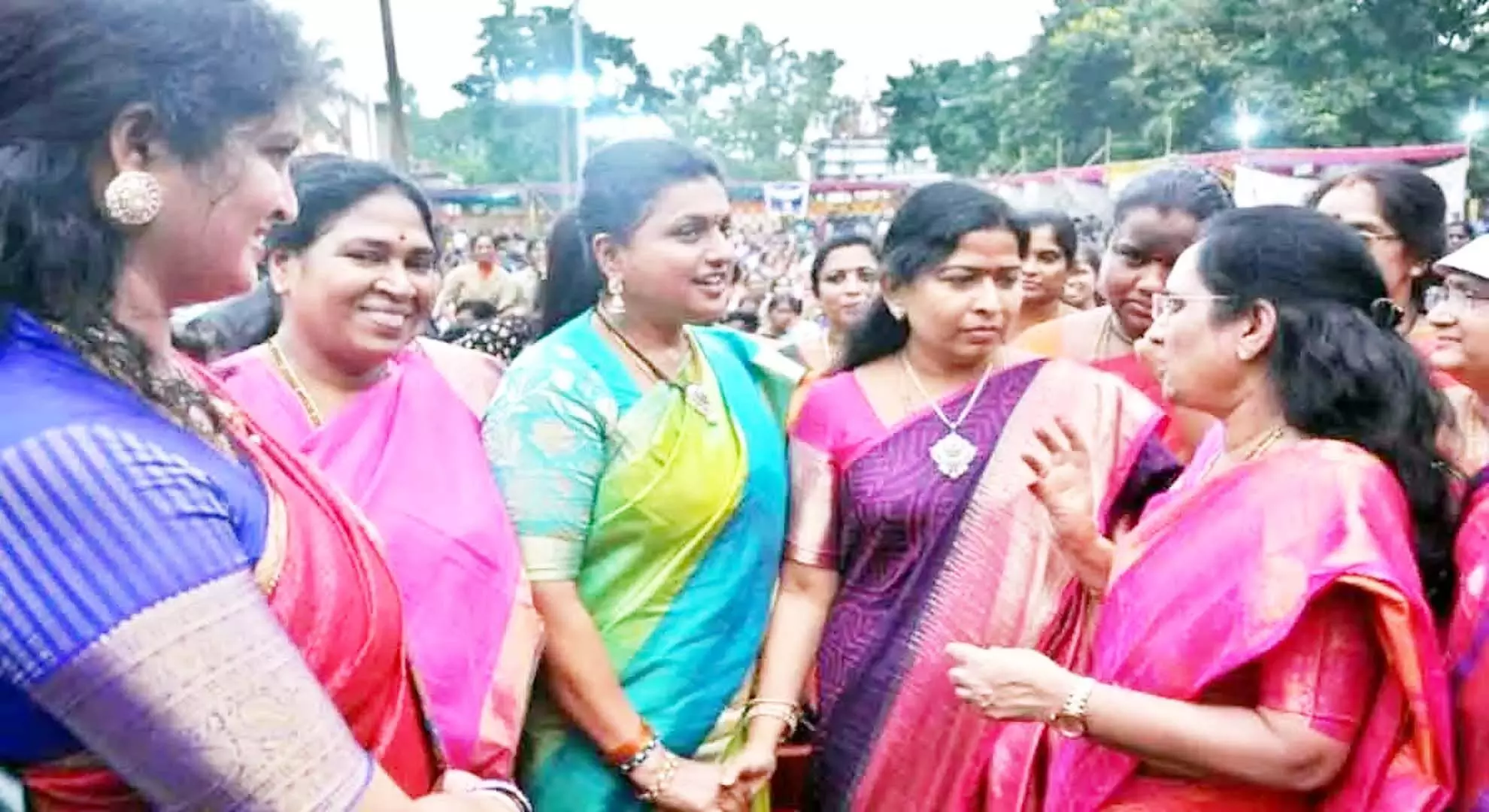 एपी मंत्री आरके रोजा ने वाईएस जगन पर हमले को लेकर पुत्तूर में विरोध प्रदर्शन किया