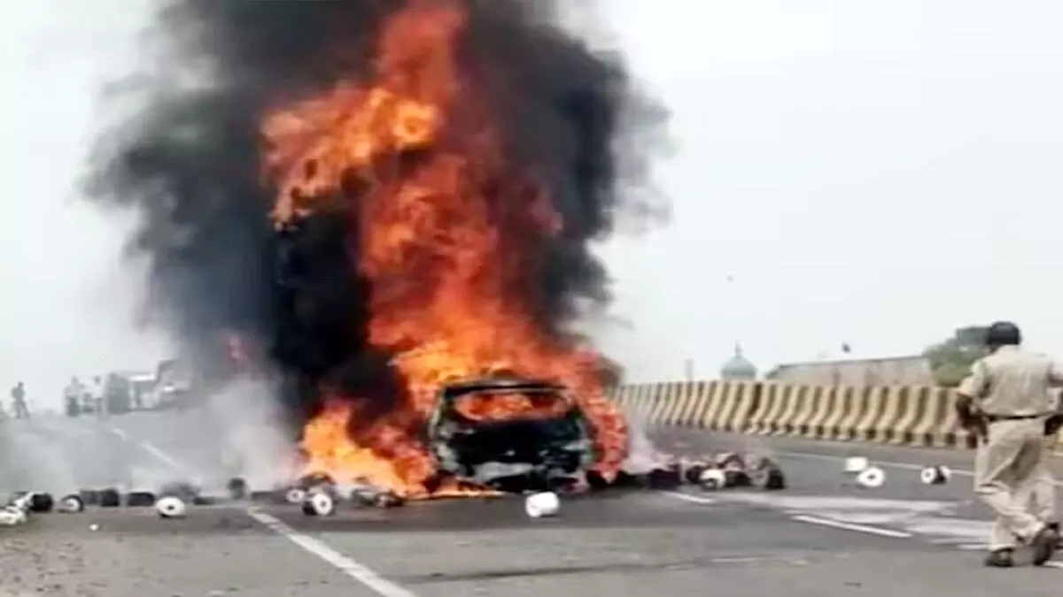 Sikar : ट्रक से टकराई तेज रफ्तार कार , आग में सात लोग जिंदा जले