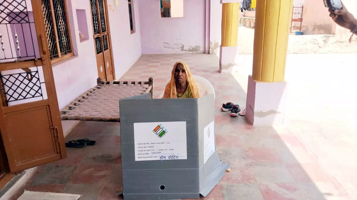 85 प्लस वोटर्स में दिखा फर्स्ट टाइम वोटर्स जैसा उत्साह जिले में होम वोटिंग की शुरुआत
