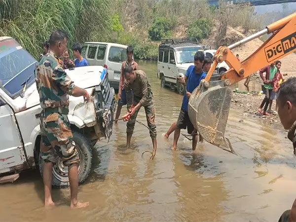 असम राइफल्स सेकुल नदी में फंसे वाहन को निकालने में स्थानीय लोगों की सहायता कर रही