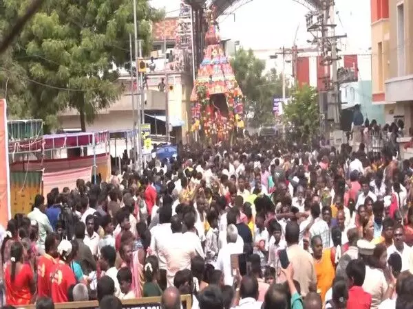 तिरुचि में वेक्कली अम्मन मंदिर के चिथिराई कार उत्सव में भक्त भाग लिया