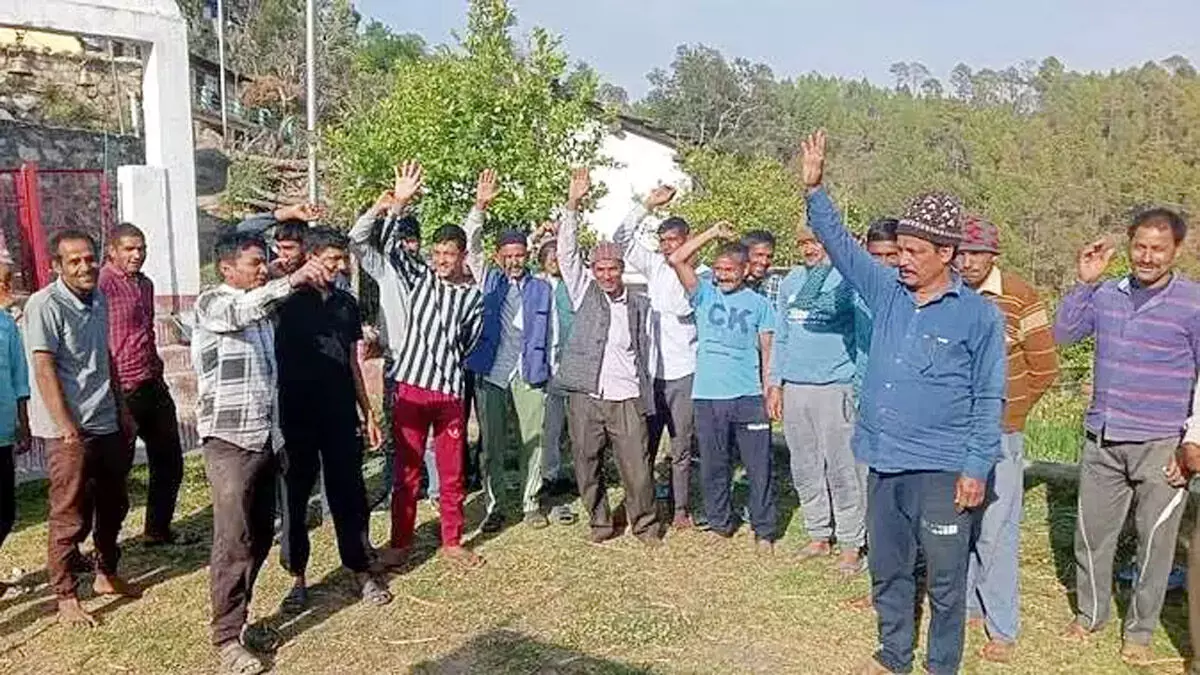 चम्पावत में सड़क के डामरीकरण की मांग को लेकर ग्रामीण मुखर चुनाव बहिष्कार का किया ऐलान