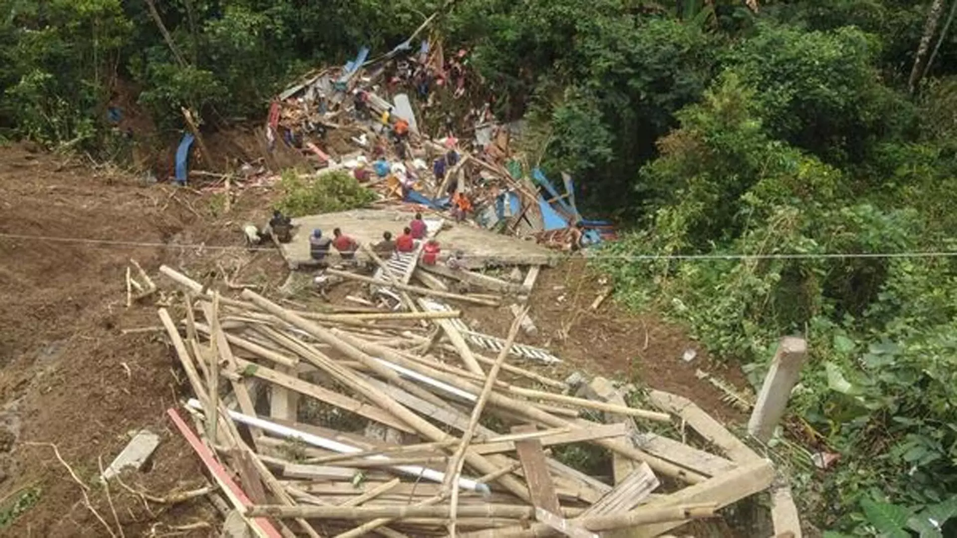 इंडोनेशिया के दक्षिण सुलावेसी प्रांत के ताना तोराजा रीजेंसी में भूस्खलन के बाद 19 लोगों की मौत, 2 लापता