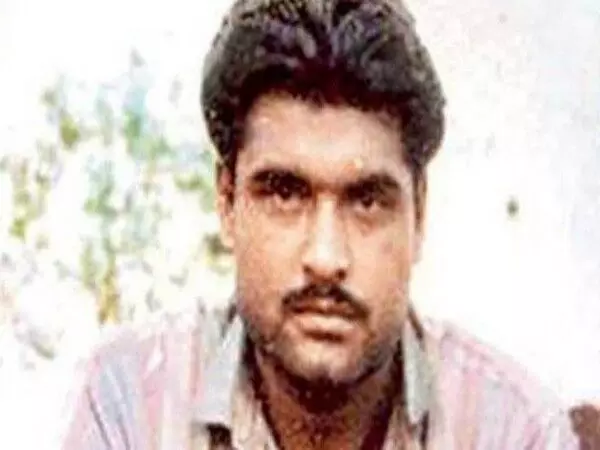 सरबजीत सिंह के हत्यारे की लाहौर में अज्ञात बंदूकधारियों ने गोली मारकर हत्या कर दी