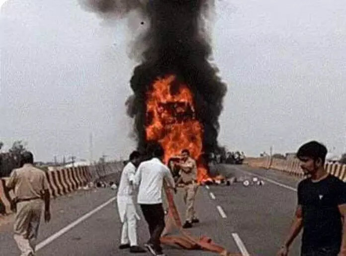 रूई से भरे ट्रक से टकराई कार, बीजेपी के पूर्व विधायक के 7 रिश्‍तेदार जिंदा जले