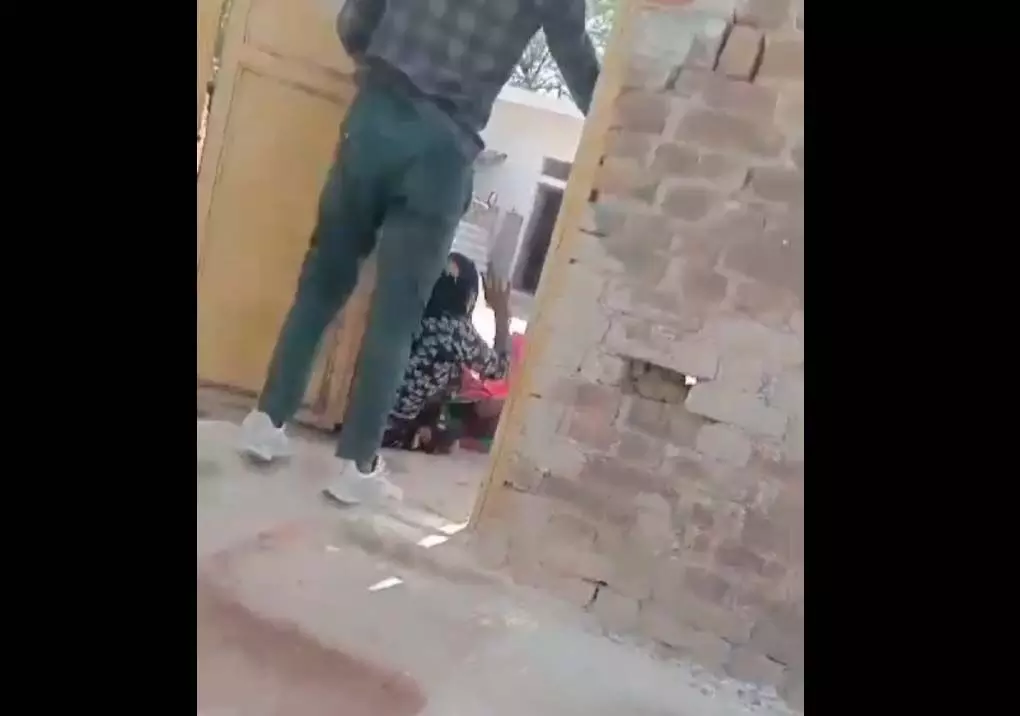 हत्या का LIVE VIDEO, बहुओं ने सास को बेरहमी से मारा