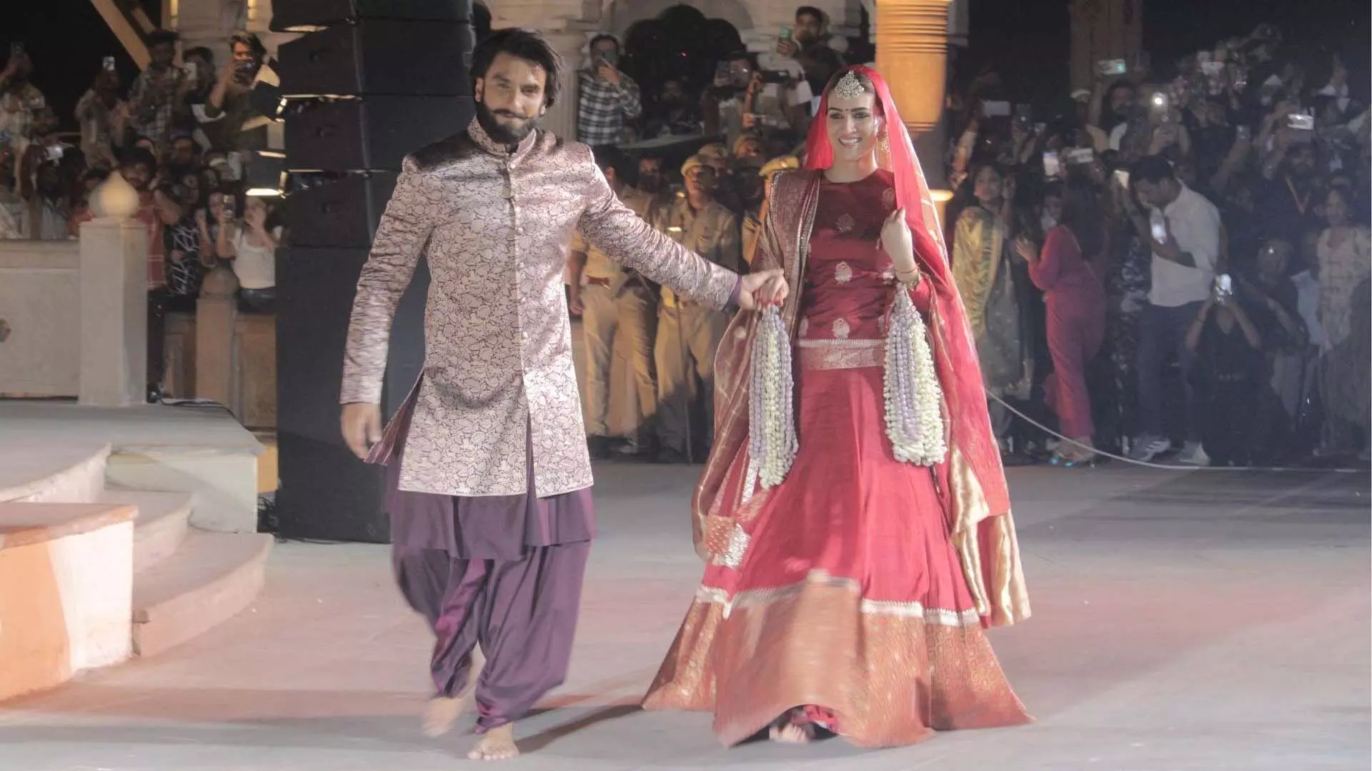 गंगा किनारे फैशन शो में रणवीर और कृति ने जमाया बनारसी रंग
