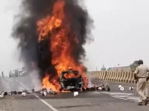 ट्रक से टकराने के बाद कार में आग लगी