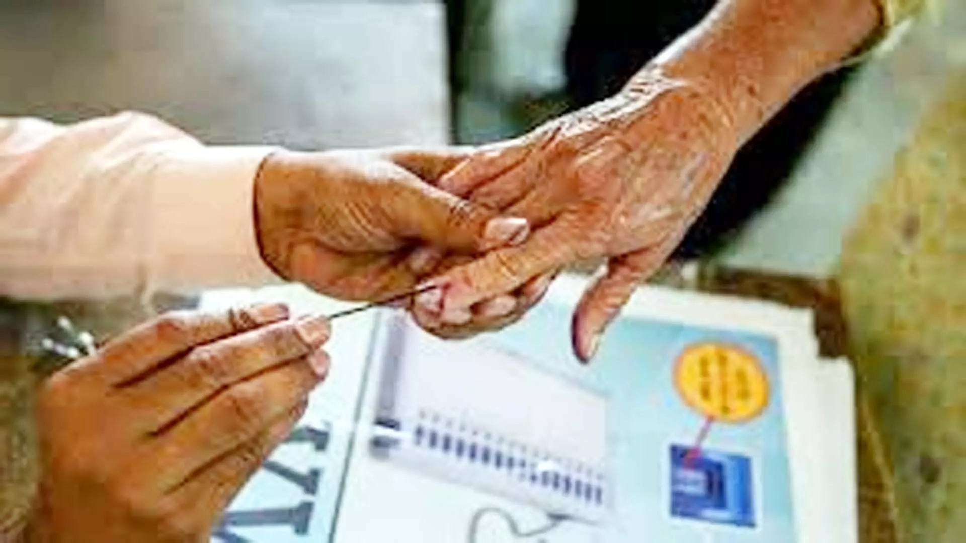 अब तक 42,912 बुजुर्ग और दिव्यांग मतदाताओं ने किया घर पर ही मतदान