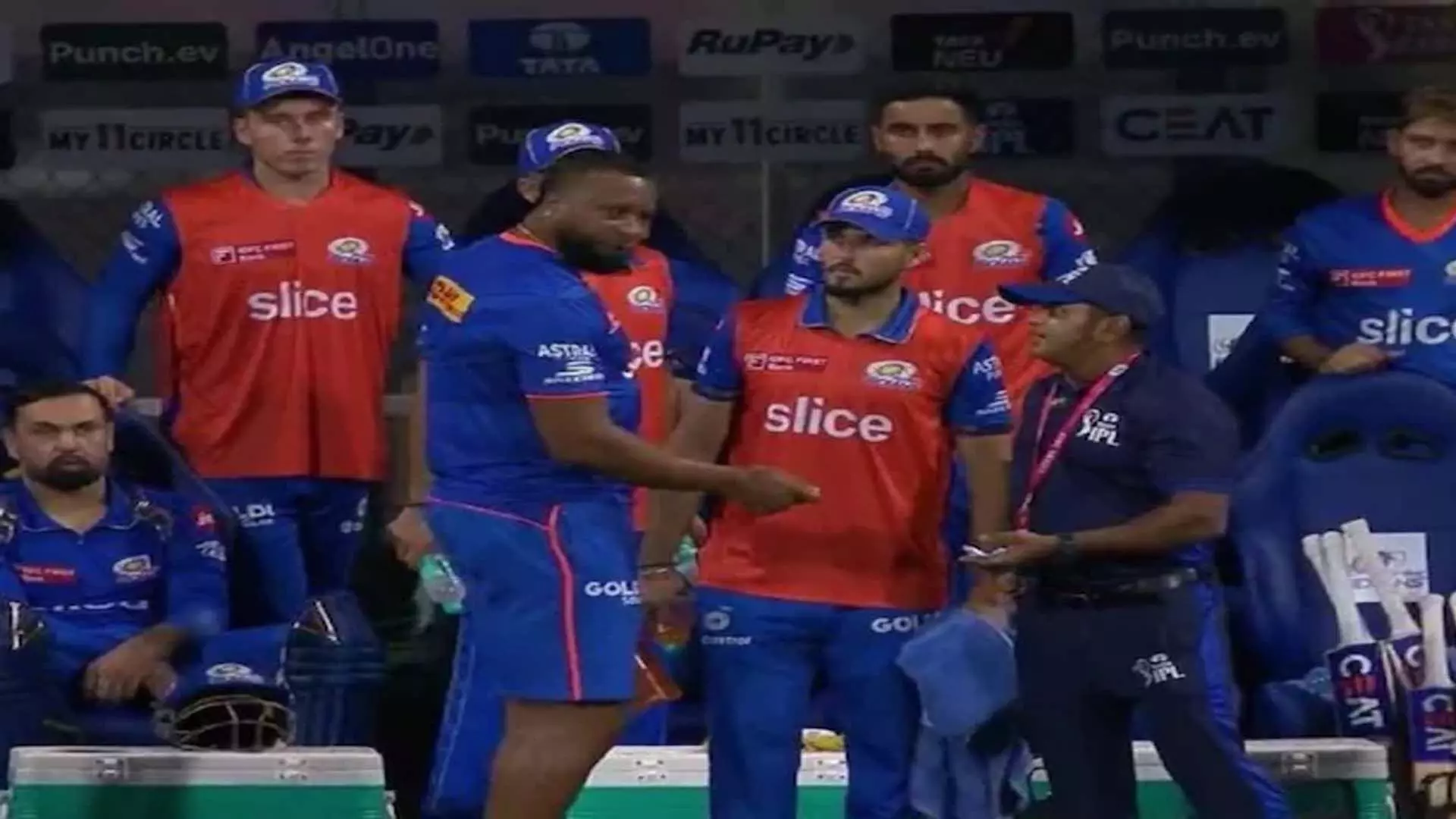 एमआई के बल्लेबाजी कोच कीरोन पोलार्ड सीएसके से हार के दौरान मैच अधिकारी के साथ बहस