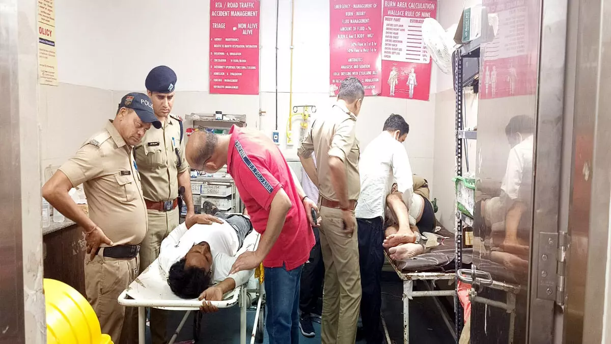 Dehradun : अपार्टमेंट में लूट कर फरार हुए बदमाशों की पुलिस से मुठभेड़