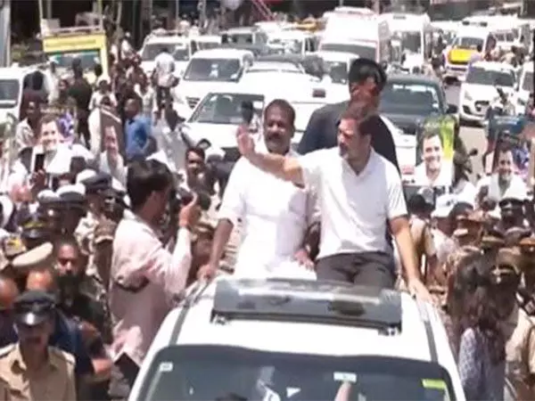 राहुल गांधी ने आज कोझिकोड में यूडीएफ रैली में शामिल होने के लिए वायनाड में रोड शो किया
