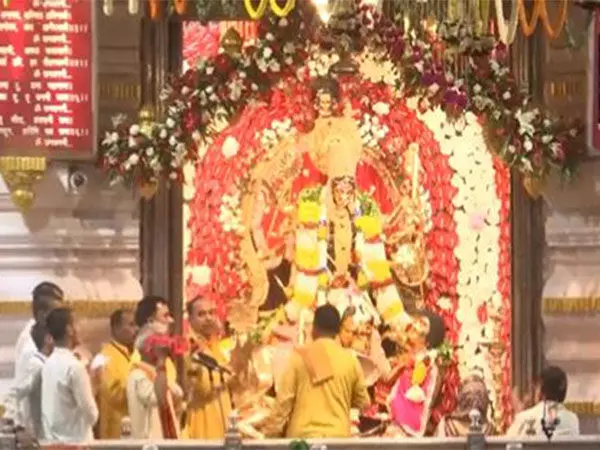 भक्तों ने नवरात्रि के सातवें दिन दिल्ली के छतरपुर मंदिर में पूजा-अर्चना की