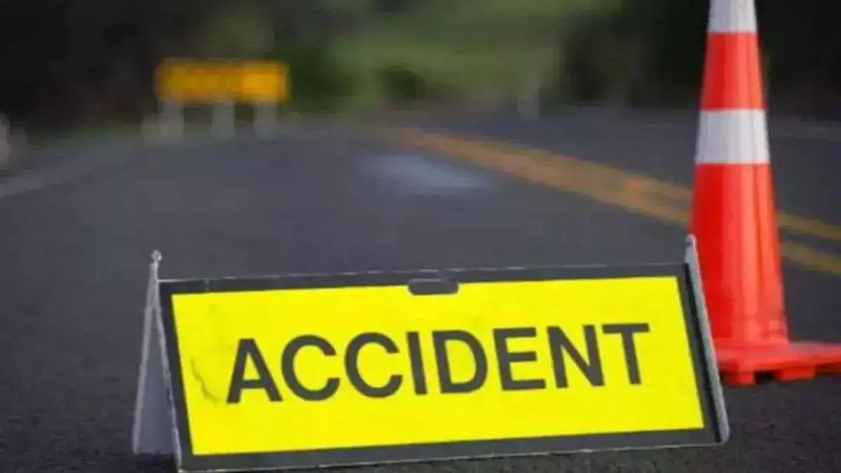 सड़क दुर्घटना में दो की मौत, 50 से अधिक घायल