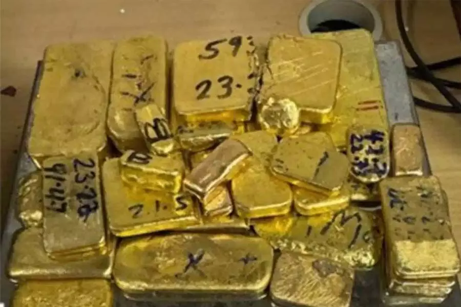 संयुक्त अरब अमीरात से 2.6 किलोग्राम सोने की तस्करी करने वाला फ़्लायर पकड़ा गया