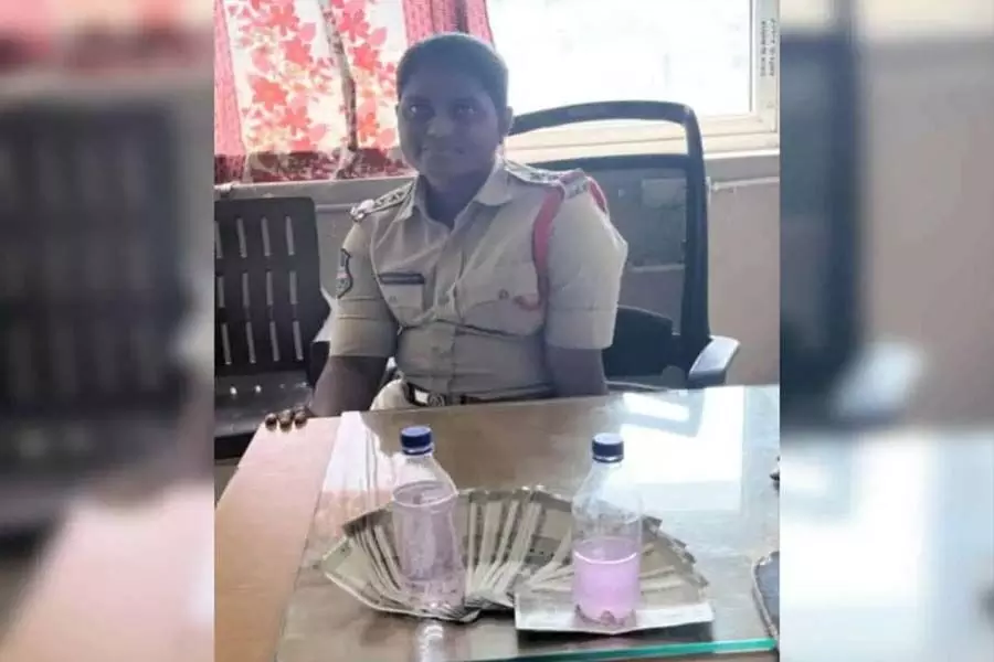 महिला पुलिस अधिकारी ने व्यक्ति से मांगी 25 हजार रिश्वत, गिरफ्तार