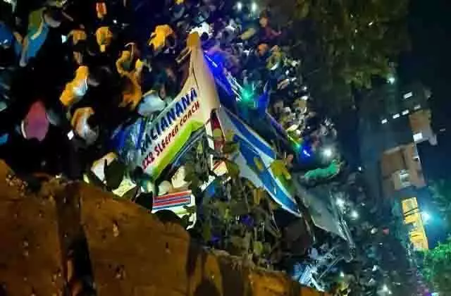 यात्रियों से भरी बस फ्लाईओवर से गिरी, 5 लोगों की दर्दनाक मौत
