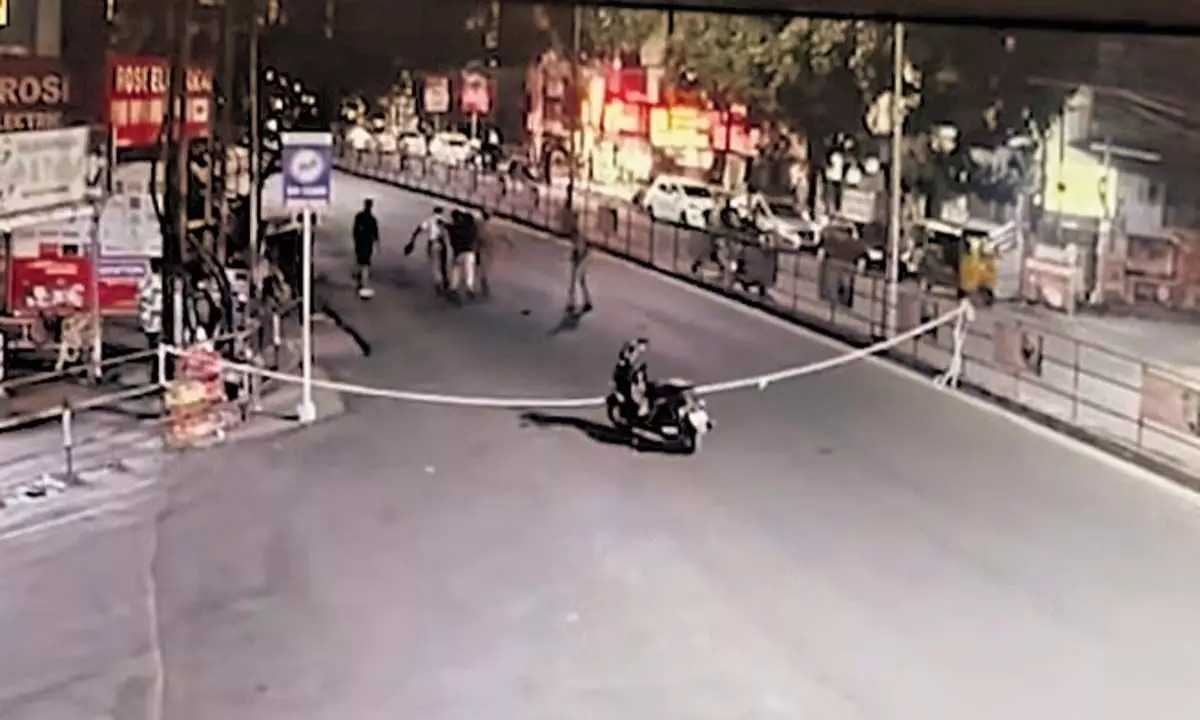 पुलिस की सुरक्षा रस्सी में उलझा स्कूटर सवार, मौत