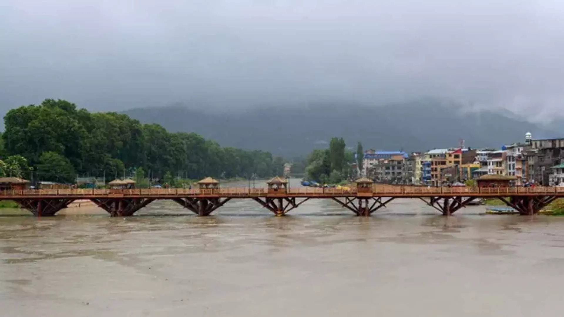 भारी बारिश के कारण कश्मीर में जलभराव, सामान्य जनजीवन प्रभावित