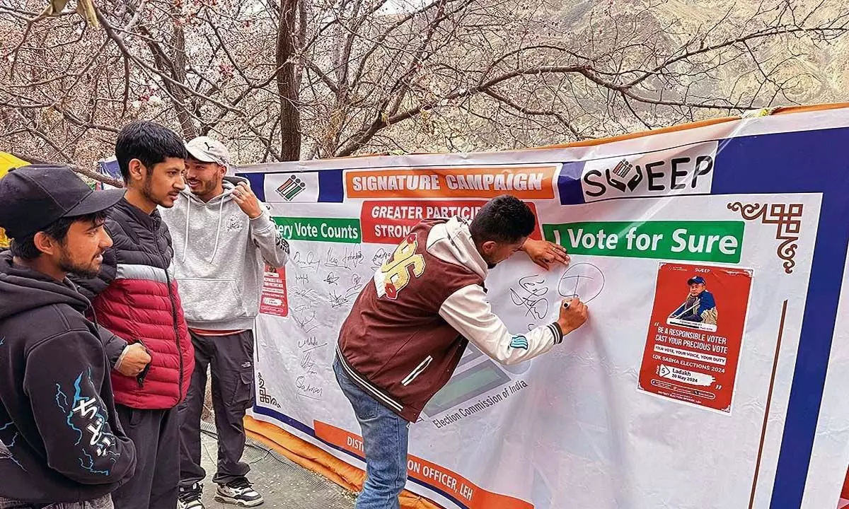 स्वीप टीम ने नुब्रा में मतदाता जागरूकता शिविर लगाया