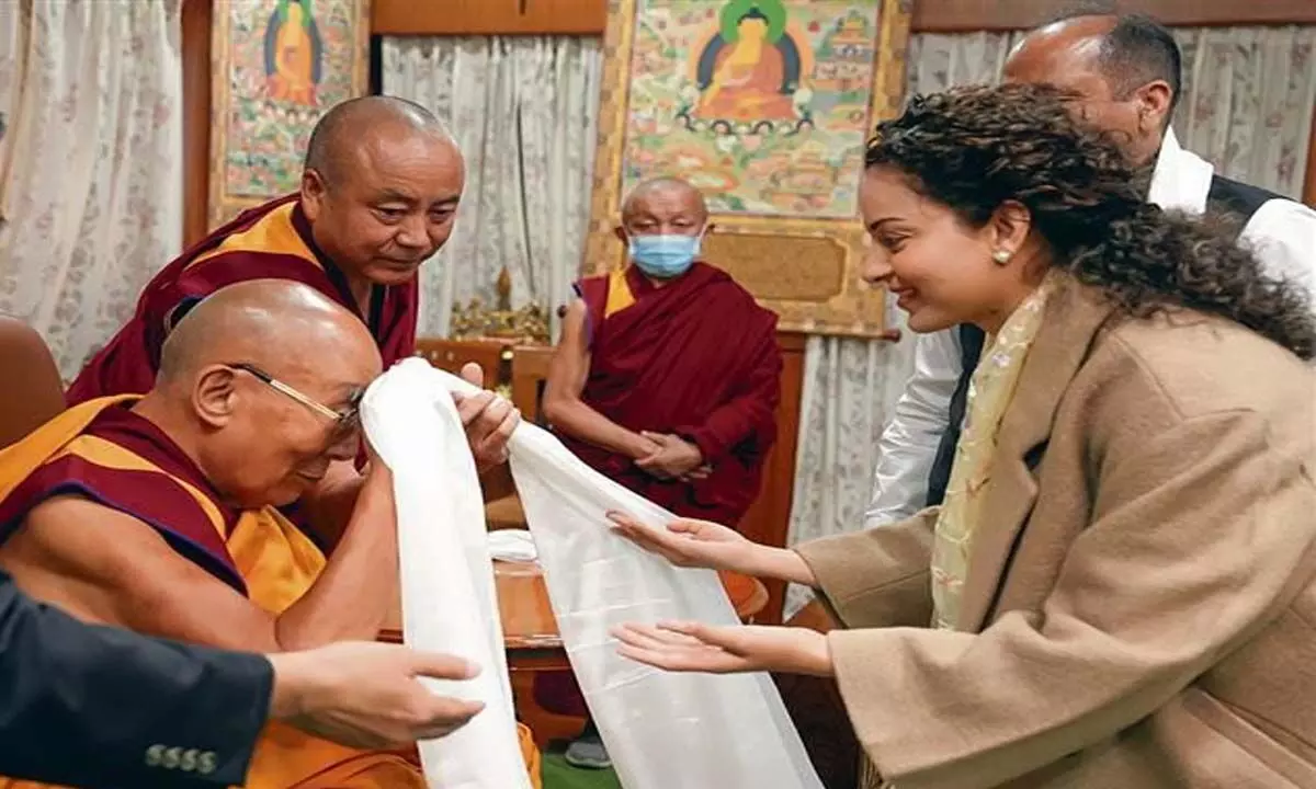बौद्ध मतदाताओं पर नजर, कंगना रनौत ने दलाई लामा से की मुलाकात