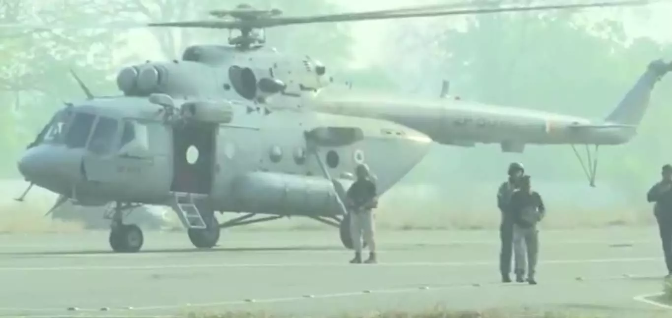 नक्सल प्रभावित क्षेत्रों के लिए एमआई-17 हेलिकॉप्टर से मतदान दल रवाना