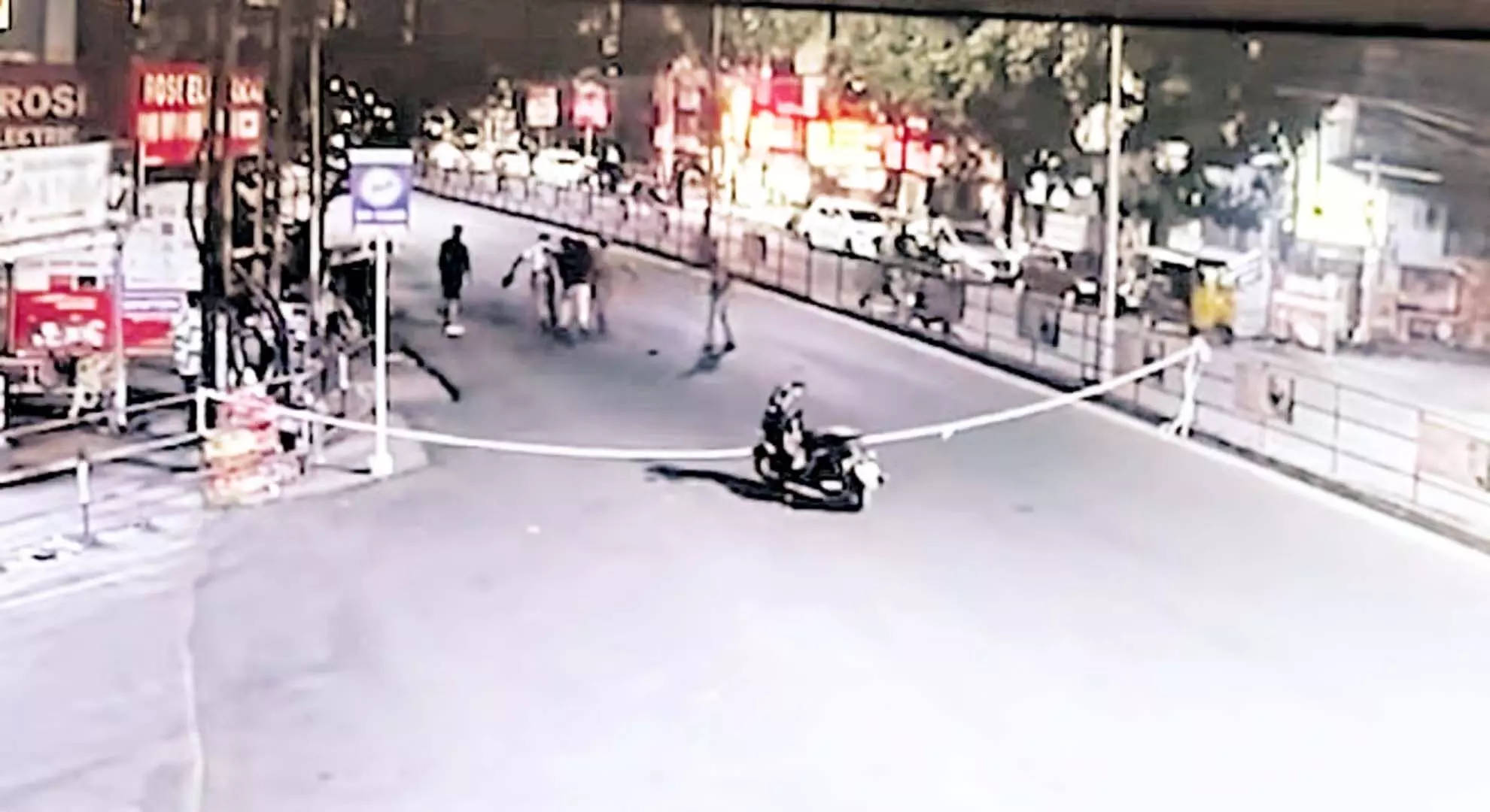 केरल: पुलिस की सुरक्षा रस्सी में उलझा स्कूटर सवार, मौत
