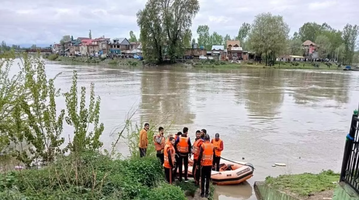 श्रीनगर झेलम नदी में नाव पलटने से बड़ा हादसा, कई  लापता, बचाव अभियान जारी