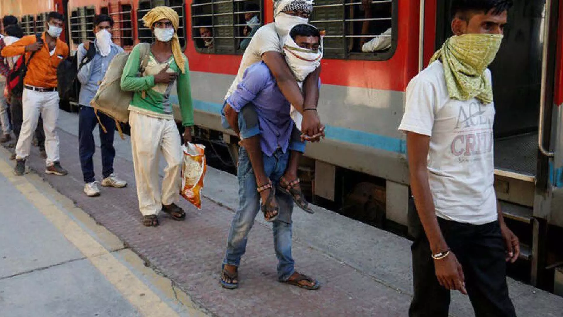 पश्चिम रेलवे उधना, सूरत से प्रवासी श्रमिकों के पलायन को समायोजित करने के लिए संघर्ष