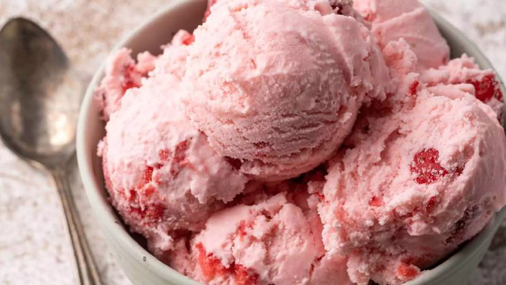 अपने प्रियजन के लिए स्ट्रॉबेरी आइसक्रीम बनाएं