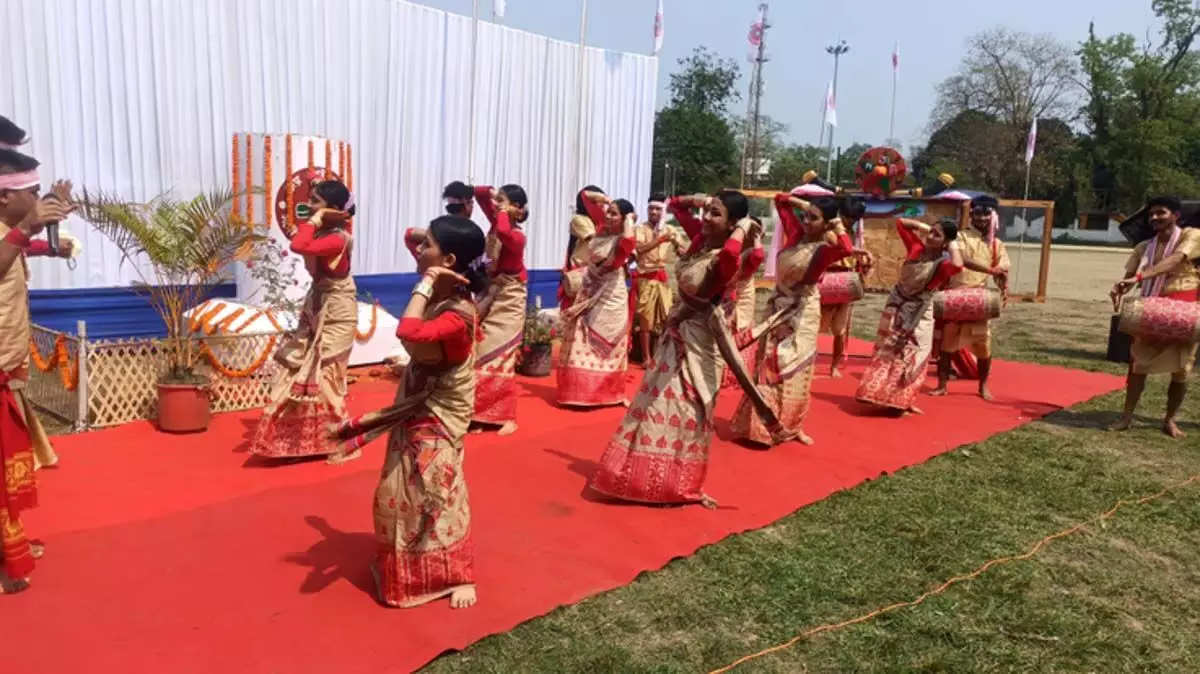 असम लखीमपुर में रोंगाली बिहू उत्सव चल रहा