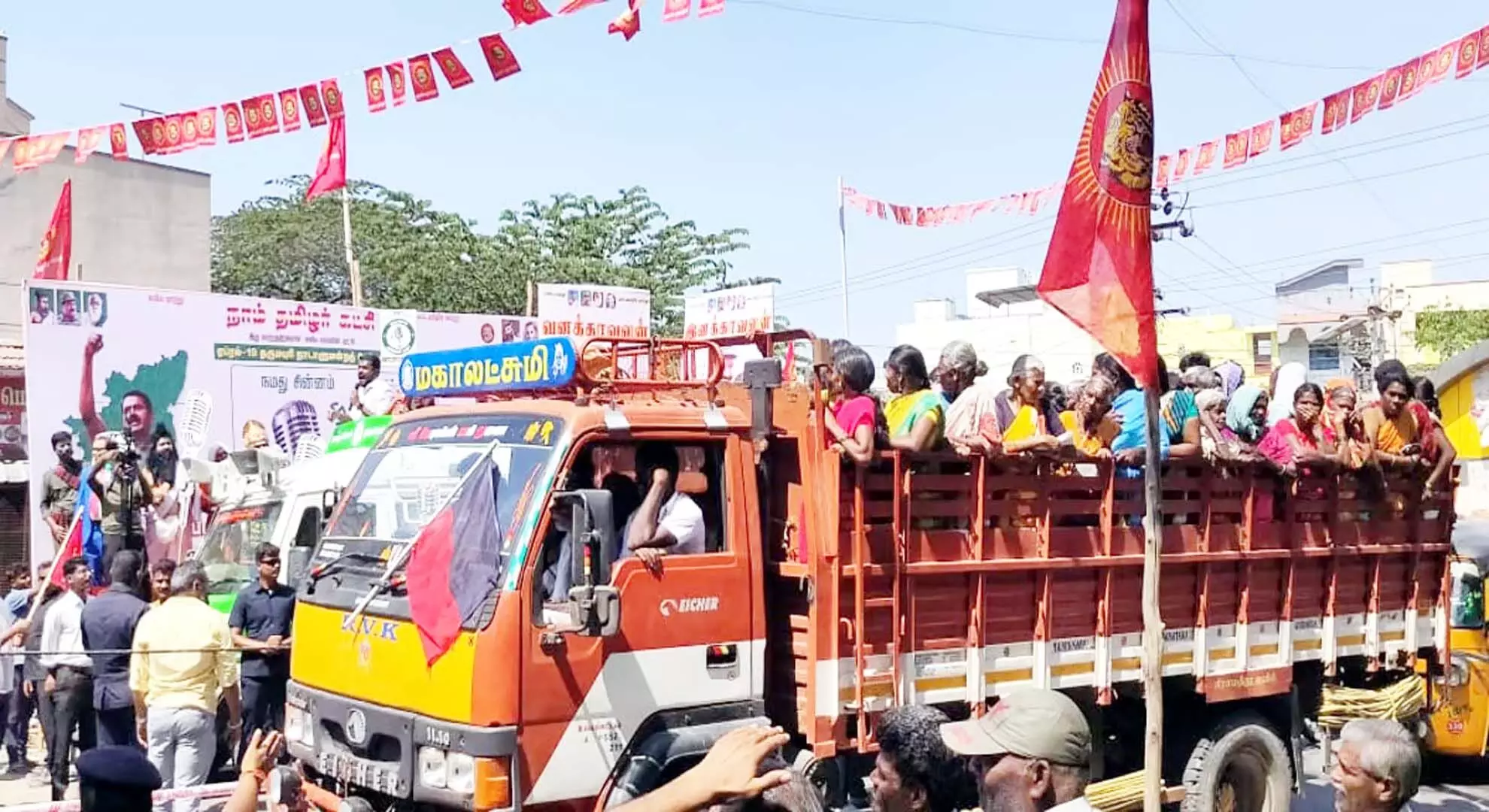 धर्मपुरी में मालवाहक वाहनों में लोगों को ले जाना बेरोकटोक जारी है