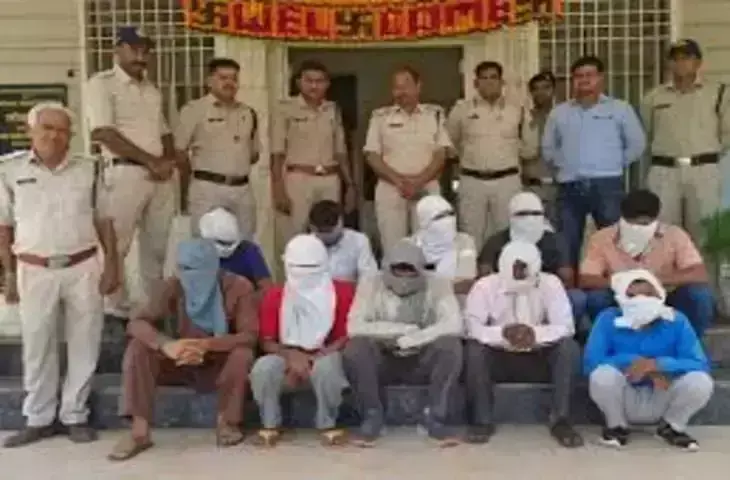 सांबा पुलिस ने बारी ब्राह्मणा के अधिकार क्षेत्र में 13 जुआरियों को रंगे हाथों पकड़ा