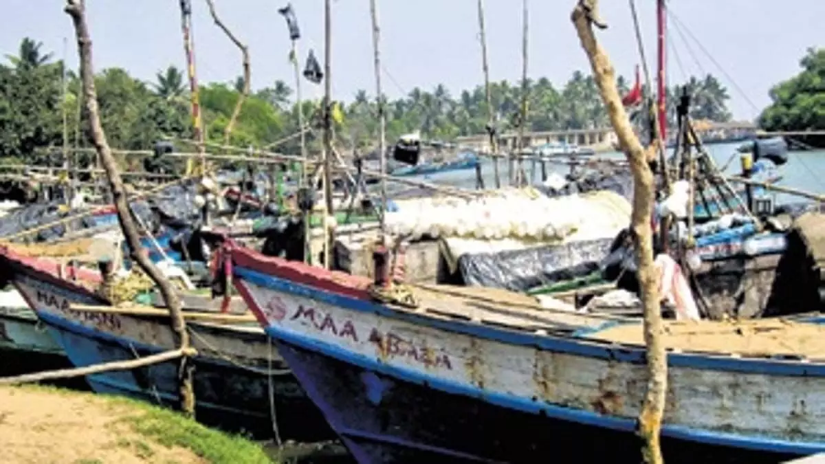 मत्स्य पालन विभाग ने मछली पकड़ने पर प्रतिबंध लगाया, मछुआरों ने मतदान से दूर रहने की योजना बनाई