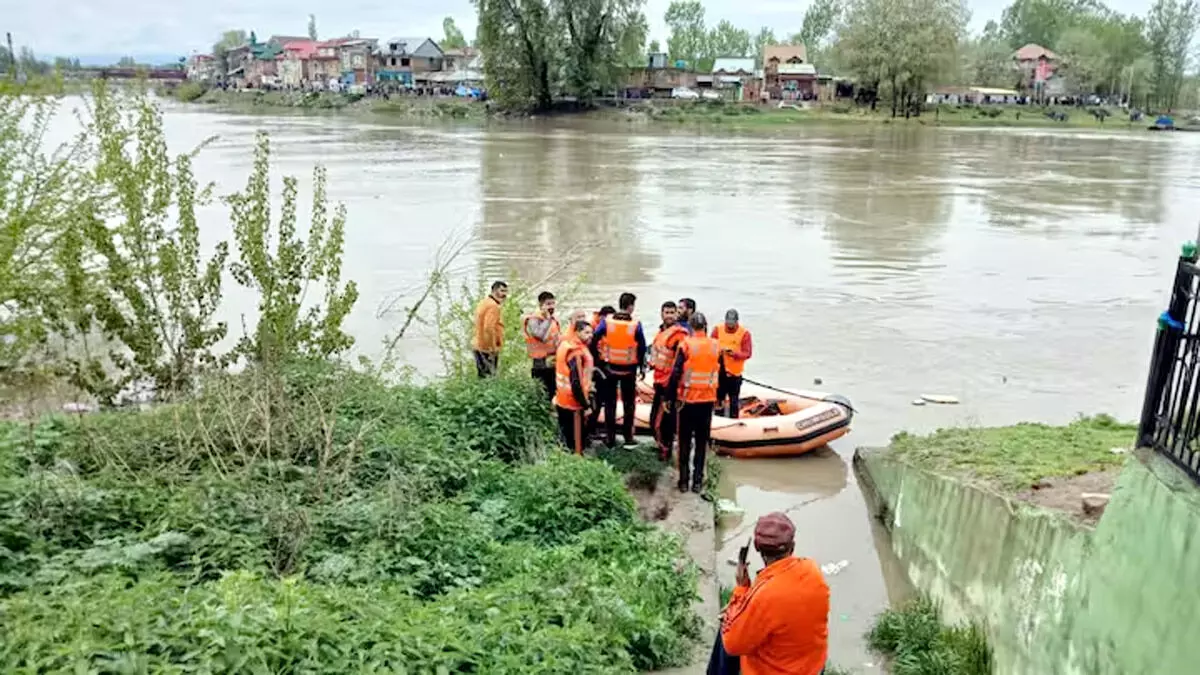 Srinagar : स्कूली बच्चों समेत 20 से ज्यादा लोग को लेकर नाव पलटी, 4 की मौत कई लापता