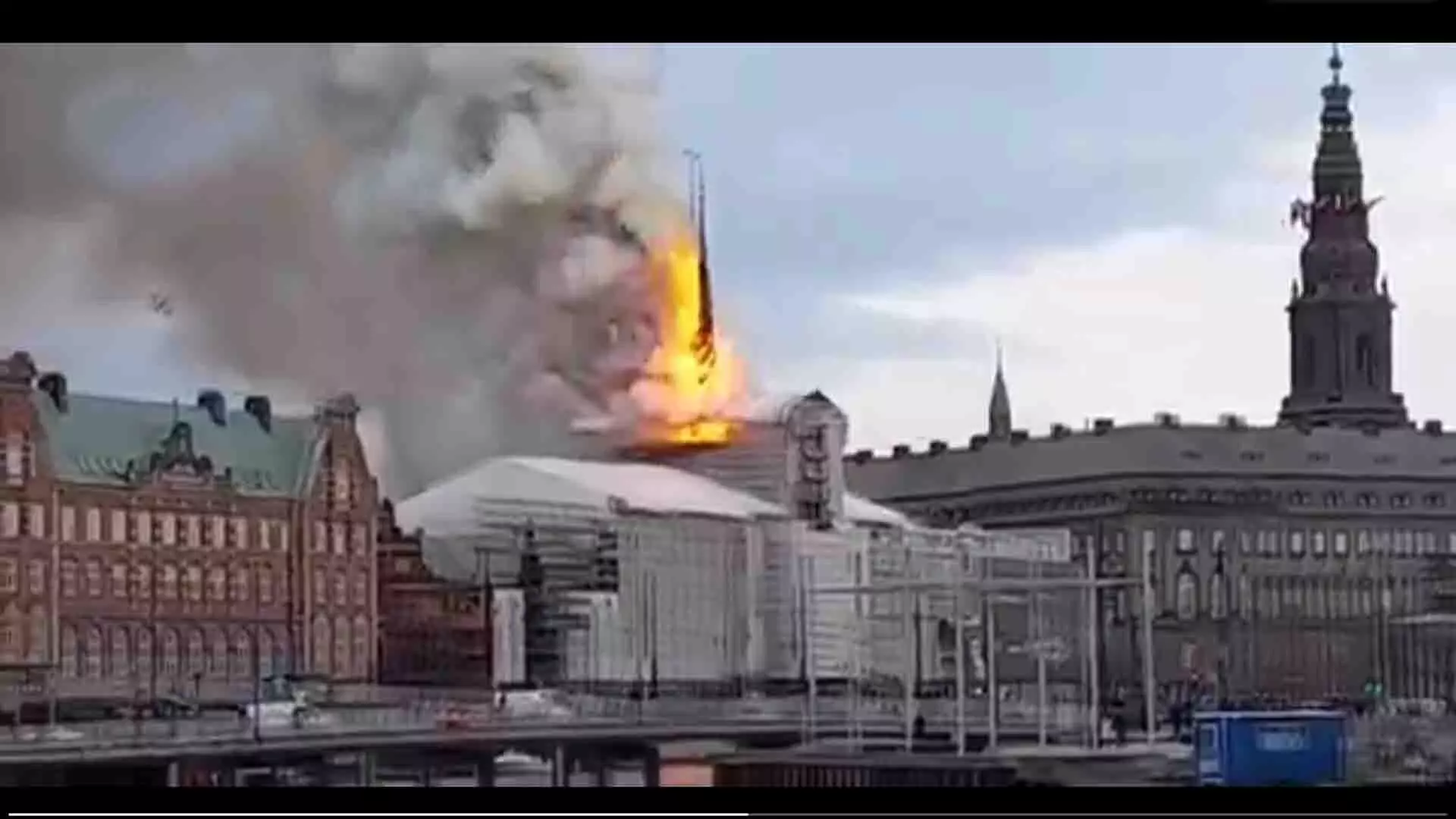डेनमार्क में ऐतिहासिक स्टॉक एक्सचेंज में लगी भीषण आग, देखें वीडियो...