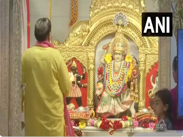 भक्तों ने नवरात्रि के आठवें दिन दिल्ली के झंडेवालान मंदिर में पूजा-अर्चना की