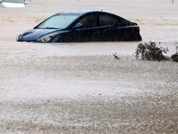 ओमान में भारी बारिश के कारण अचानक आई बाढ़ में कम से कम 17 लोगों की मौत