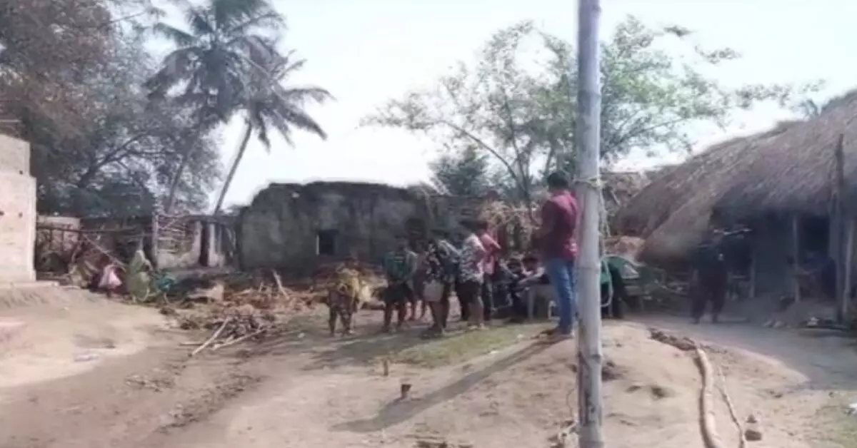 ओडिशा के भद्रक में 3 परिवारों के 12 कमरे जलकर राख