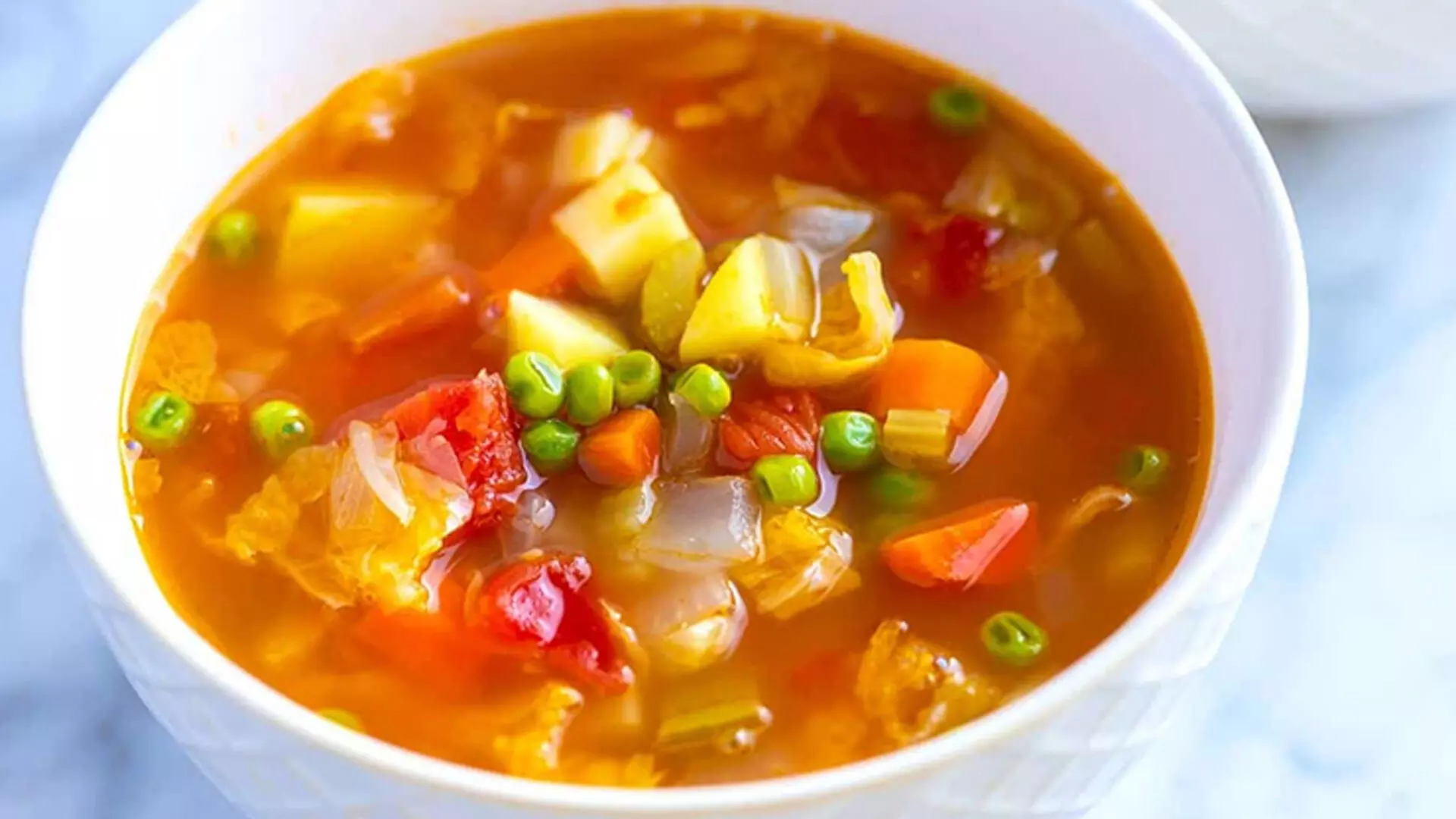 ठंडी गर्मियों की शामों के लिए सुखदायक सब्जी का सूप