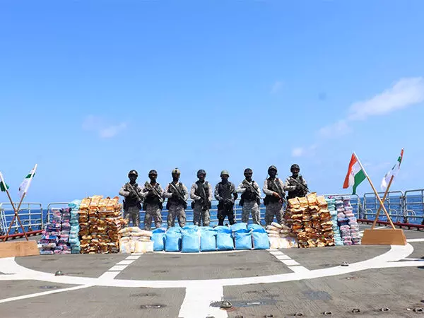 भारतीय नौसेना के आईएनएस तलवार ने ऑपरेशन क्रिमसन बाराकुडा में 940 किलोग्राम नशीले पदार्थ जब्त किए