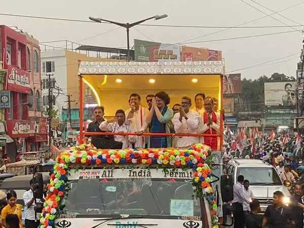 प्रियंका गांधी वाड्रा ने त्रिपुरा पश्चिम उम्मीदवार के समर्थन में अगरतला में रोड शो किया