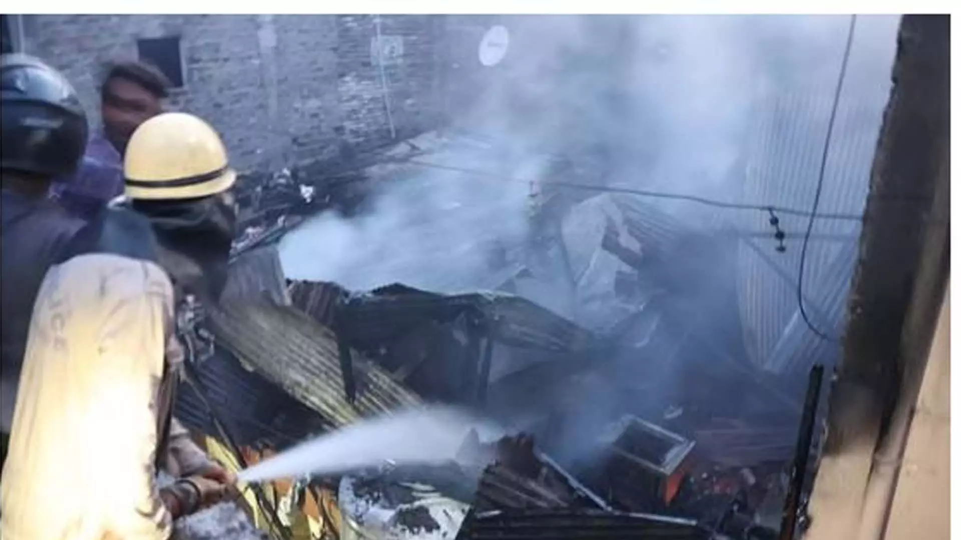 इंदौर की बेकरी वाली गली में आग, भीतर तक नहीं जा सकी दमकल