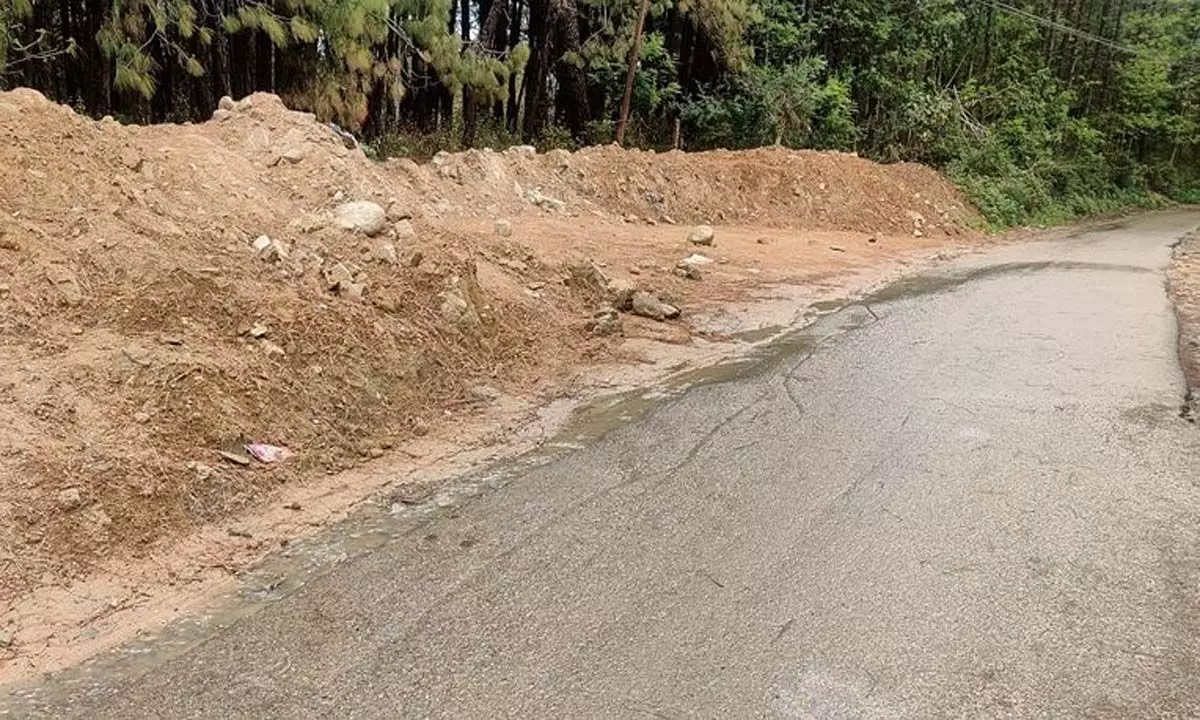 पालमपुर में सड़क किनारे मलबा डालने का काम अनियंत्रित