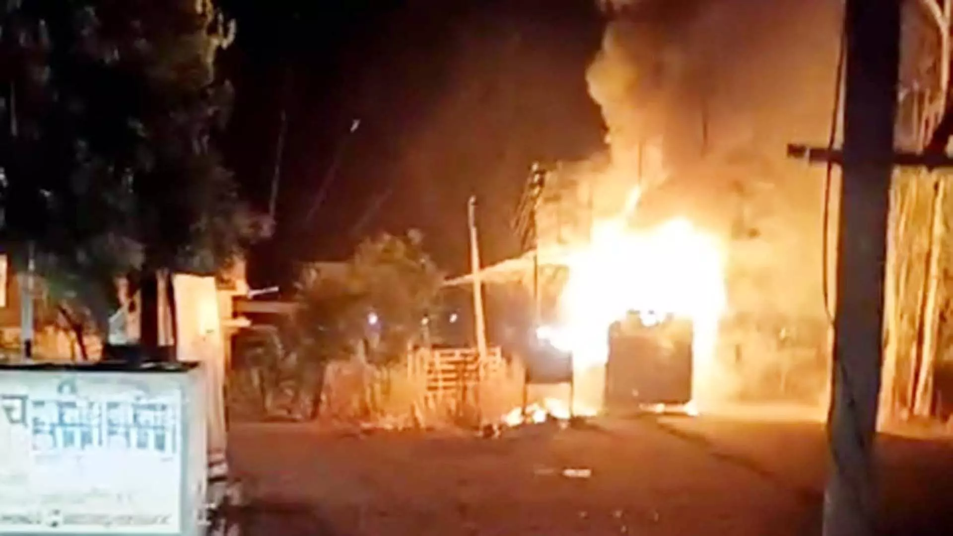 Shahdol  : चलती बस में लगी आग, दो घंटे बाद पहुंची दमकल